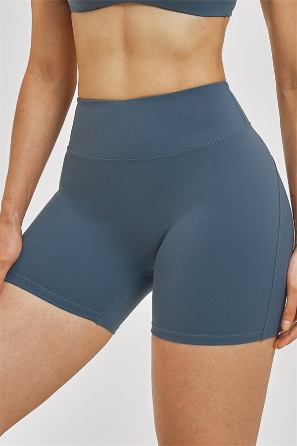 Fitglutes Activewear Zenith T-shirt and shorts 2-piece set, sporty gymwear for workout and active lifestyle.