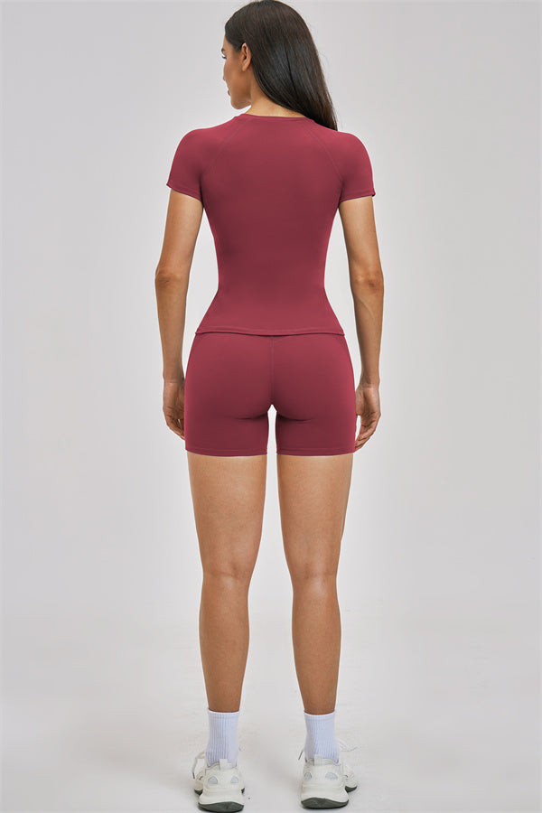 Fitglutes Activewear Zenith T-shirt and shorts 2-piece set, sporty gymwear with comfortable T-shirt and athletic shorts.