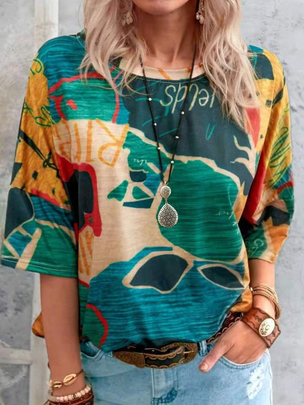 Women’s casual short sleeve T-shirt with contrast round neck, stylish and comfortable, from Trendsi.
