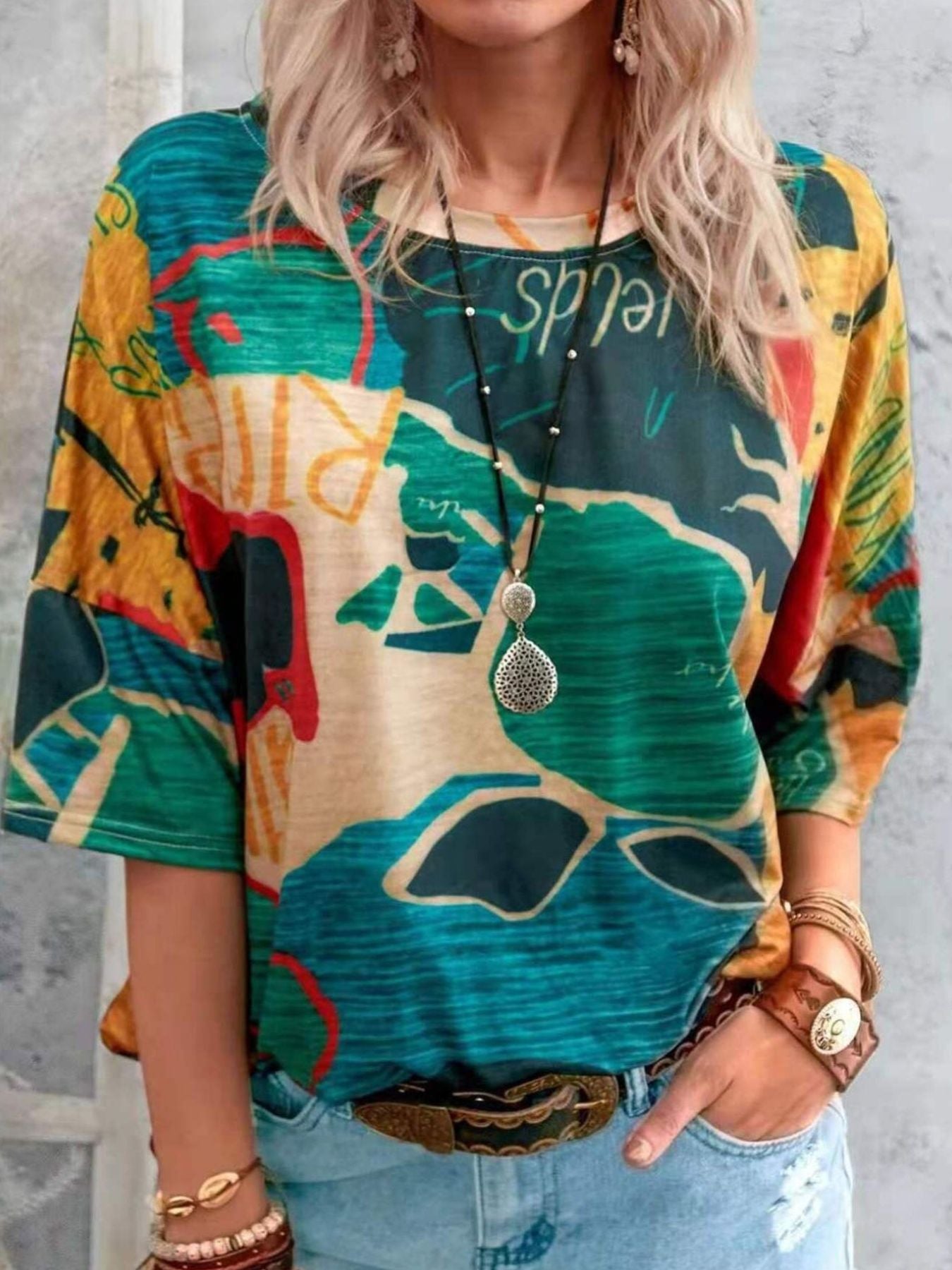 Women’s casual short sleeve T-shirt with contrast round neck, stylish and comfortable, from Trendsi.