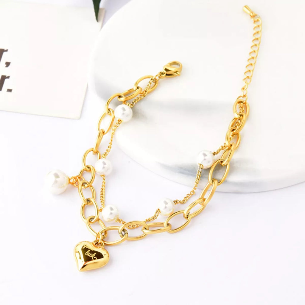 18K gold-plated heart charm bracelet with delicate chain, showcasing a stylish and elegant jewelry accessory from Shopimist.
