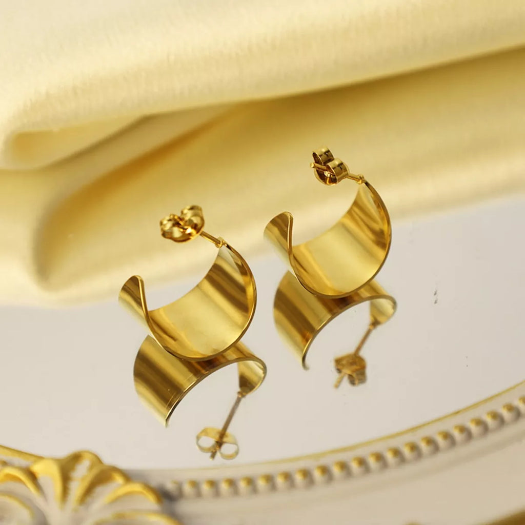 18K gold-plated stud earrings with a simple, elegant design, featuring a shiny finish and classic stud style.