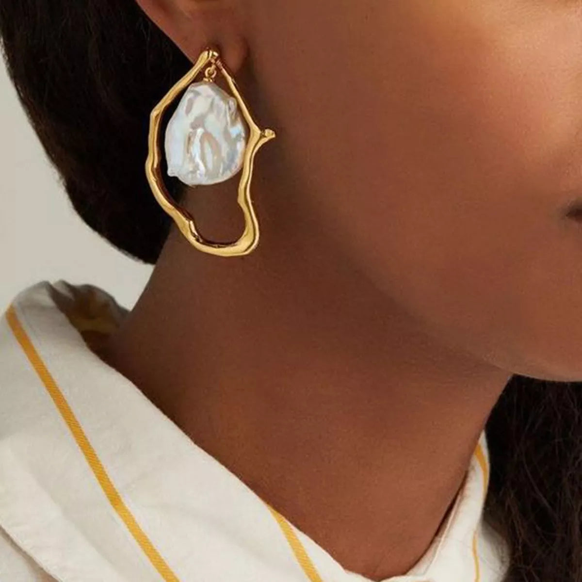 18K gold-plated pearl earrings with elegant design, featuring lustrous pearls and gold accents for a sophisticated look.
