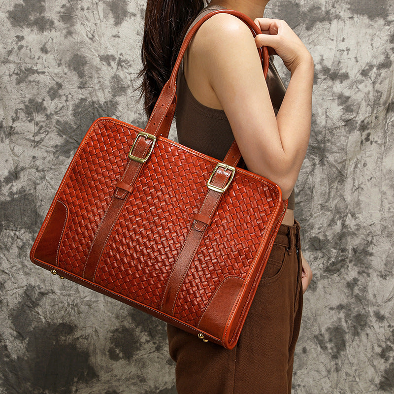 Women’s hand-woven leather handbag made from vegetable-tanned full-grain cowhide, showcasing natural texture and craftsmanship.