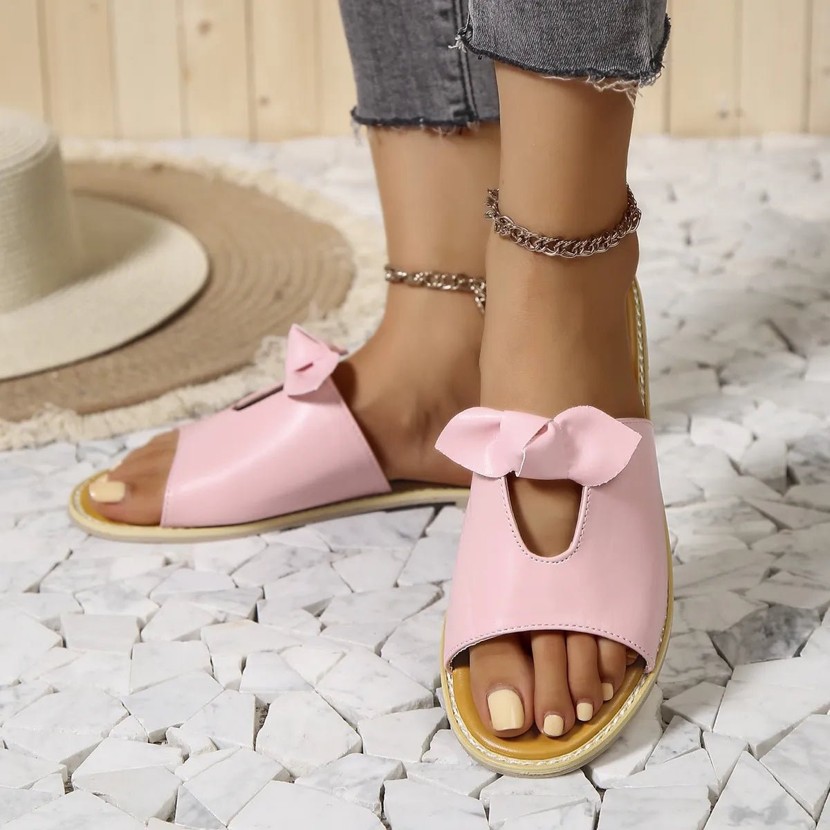 Women’s casual open-toe faux leather flats with cutout detail, perfect for comfortable summer sandal style.