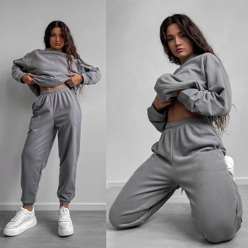 Women’s plush fashion hub crewneck sweatshirt and jogger pants two-piece set, loose fit, in soft fabric and casual style.