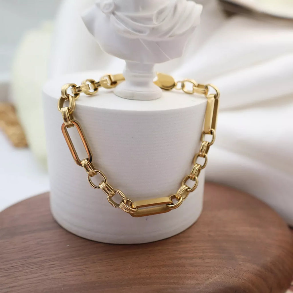 18K gold-plated chunky chain link bracelet with bold, interlocking links, featuring a polished finish for a stylish look.