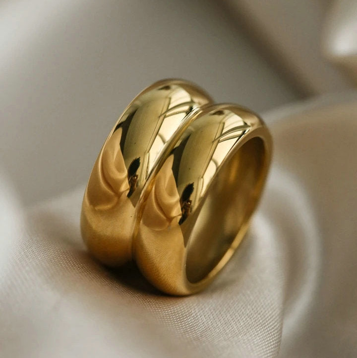 Gold double ridge ring by Shopimist, close-up of the elegant gold band with double ridge detailing on a white background.