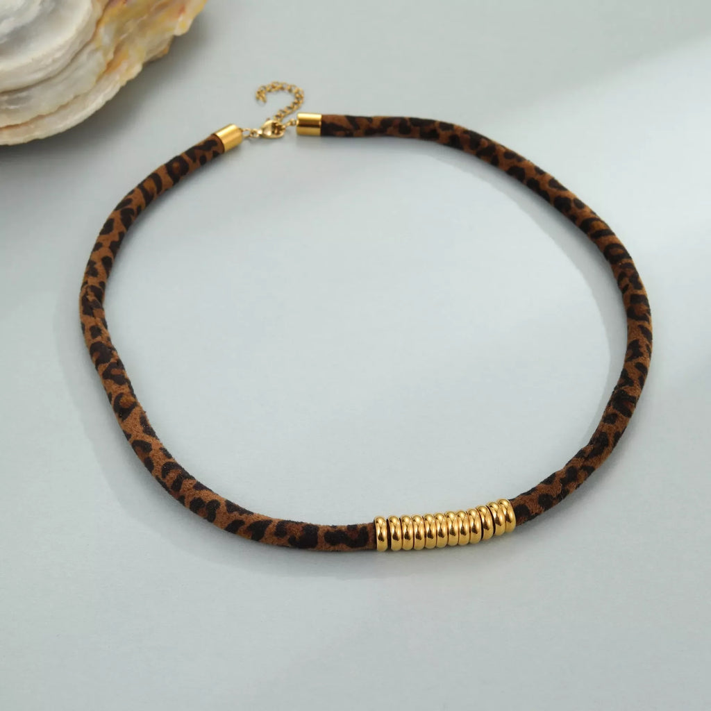 Leopard 18K gold-plated necklace featuring a detailed leopard pendant, stylish jewelry accessory with gold finish.