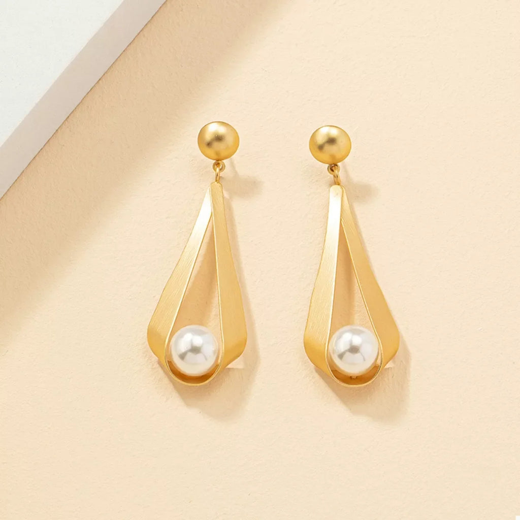 18K gold-plated pearl drop earrings featuring elegant pearls and delicate gold hooks, perfect for sophisticated jewelry style.