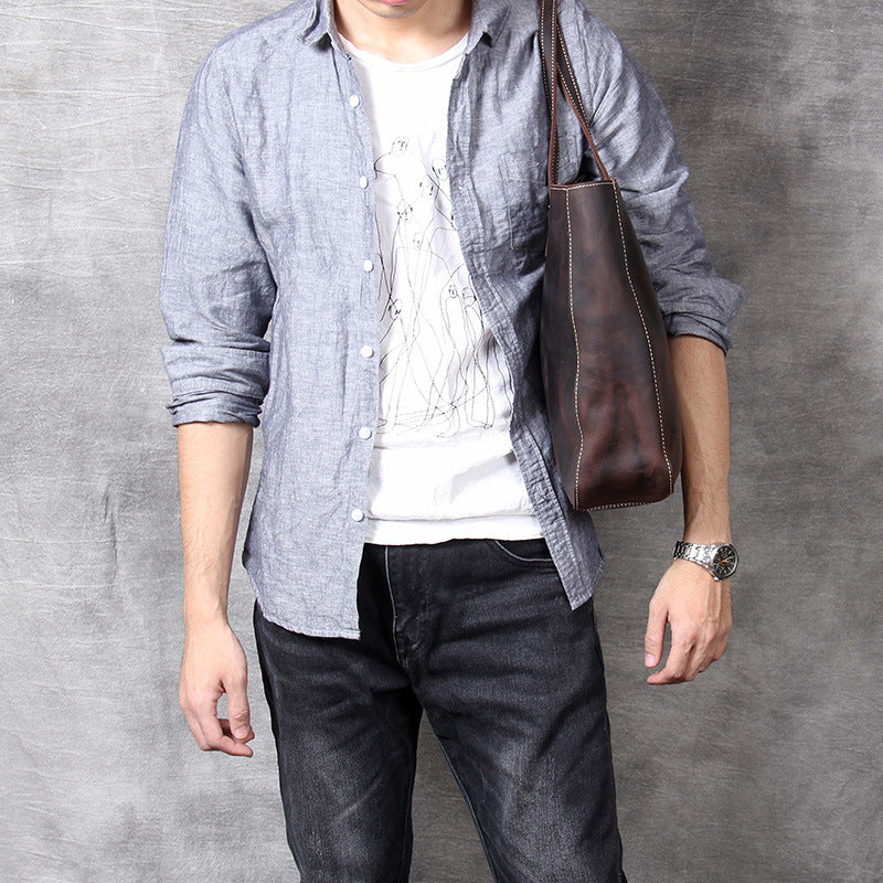 Simple retro men's large-capacity handbag made of cowhide leather, featuring a classic design and spacious interior.
