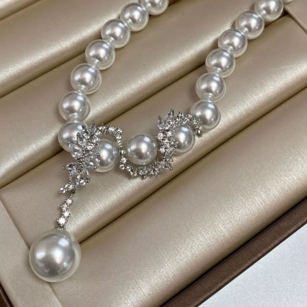 Elegant zircon pearl necklace featuring luminous pearls and sparkling zircon accents, showcasing a stylish jewelry piece from Shopimist.