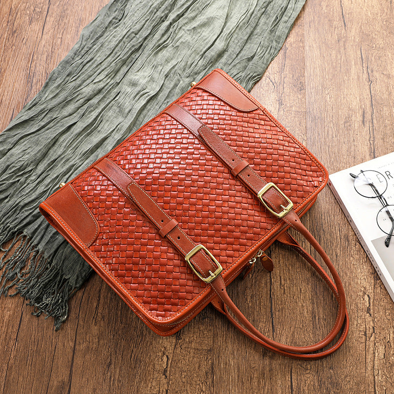 Women’s hand-woven handbag made of vegetable-tanned full-grain leather cowhide, featuring natural leather textures and craftsmanship details.