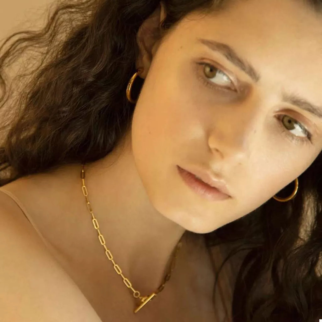 18K gold-plated chain link toggle clasp necklace with stylish design, featuring polished gold finish and secure toggle closure.