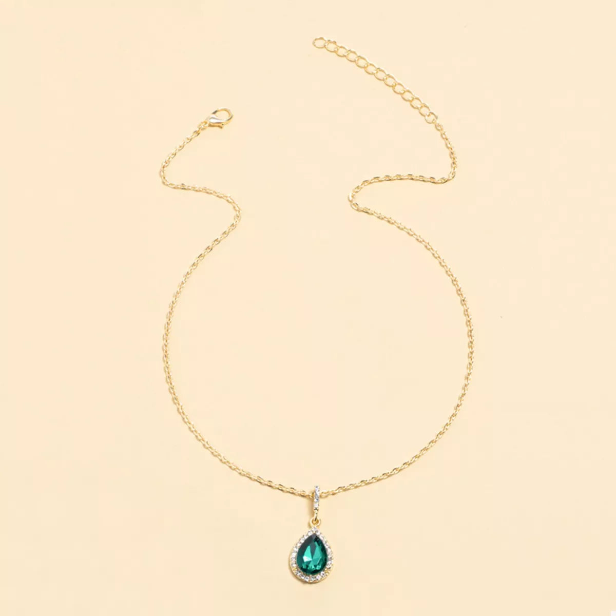 18K gold-plated teardrop pendant necklace featuring a delicate chain and elegant teardrop-shaped charm.