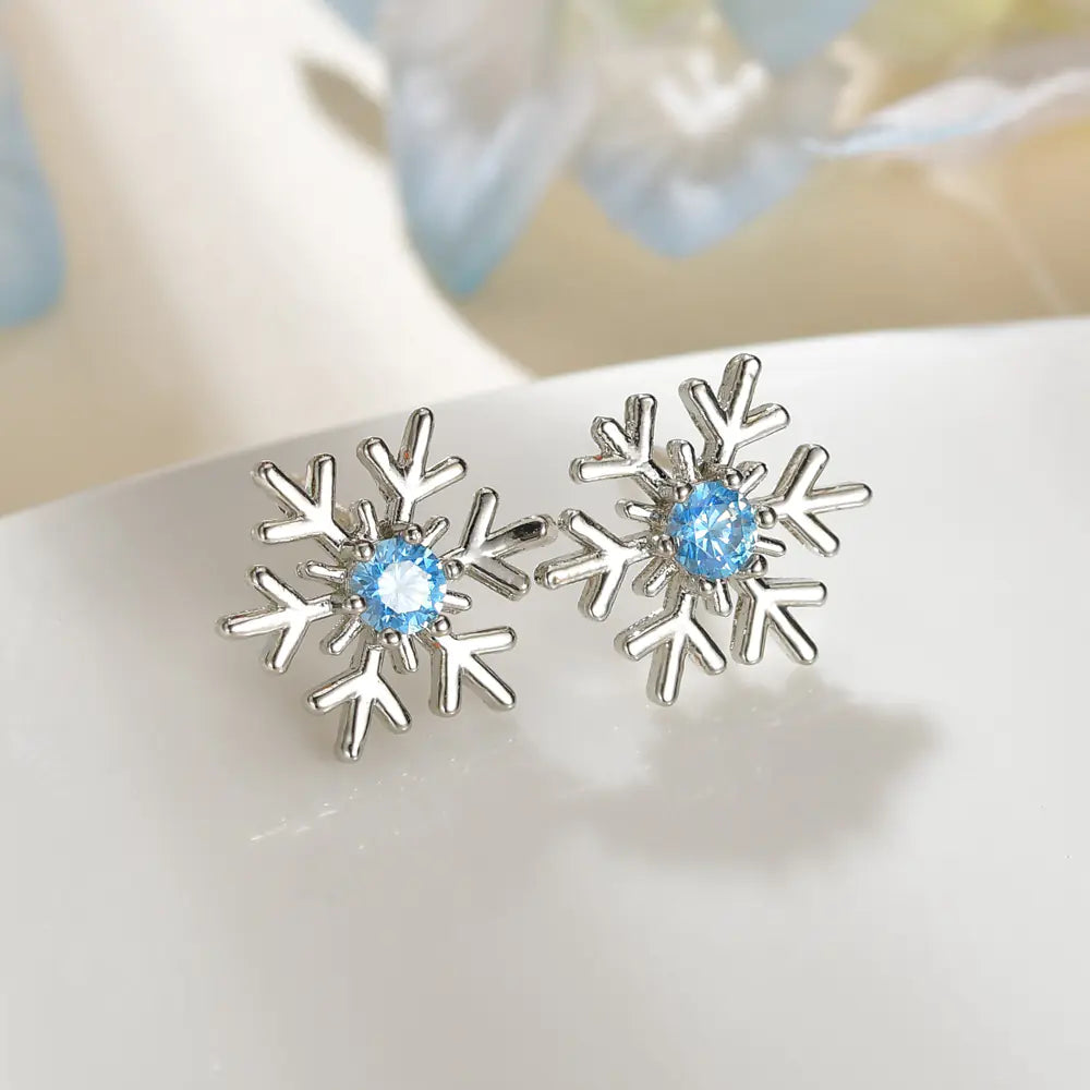 Silver flower stud earrings made of S925 silver, featuring a trendy and versatile floral design for stylish everyday wear.
