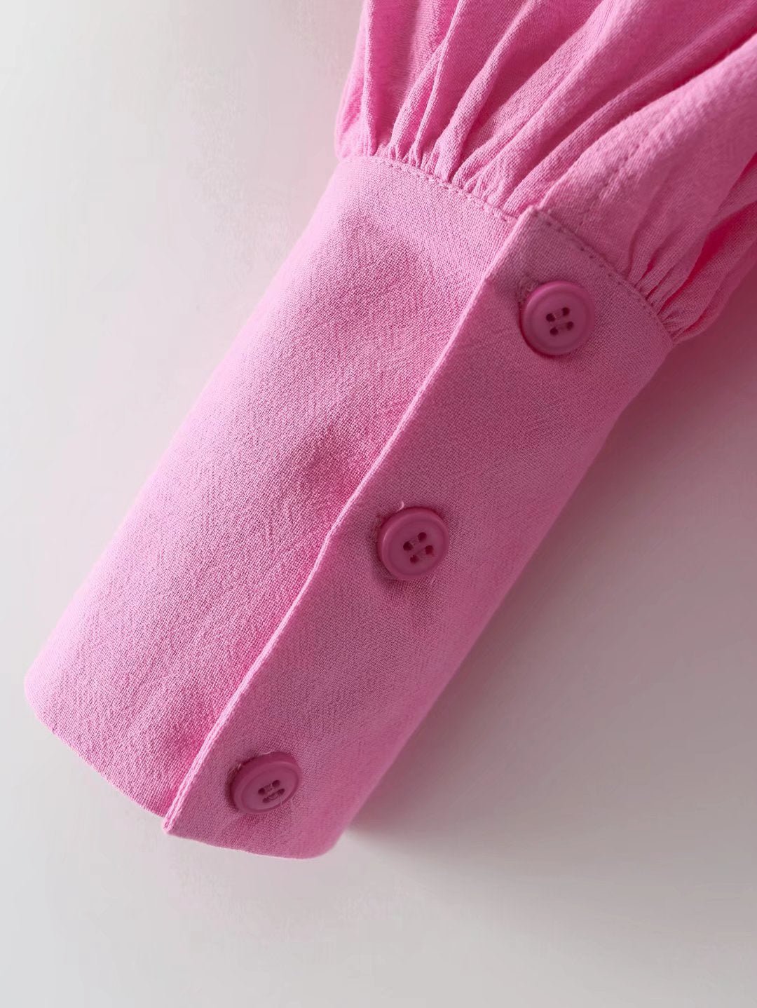 Bella Mia women's long-sleeve cotton shirt with polo collar, solid color, single-breasted design and lantern sleeves.