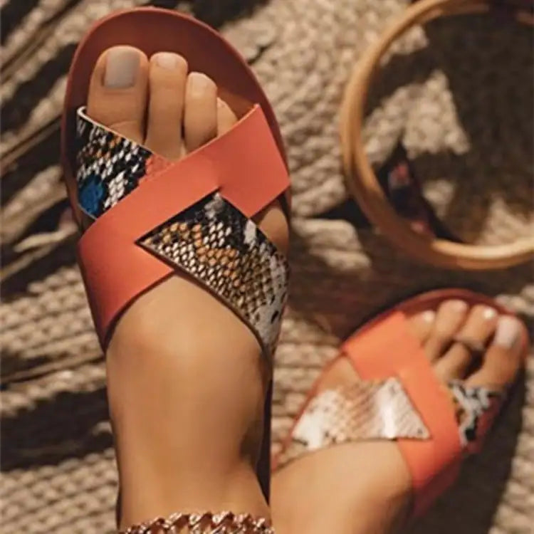 Plush Summer Women’s fashion sandals with cushioned straps and flat soles, stylish slippers perfect for warm weather.