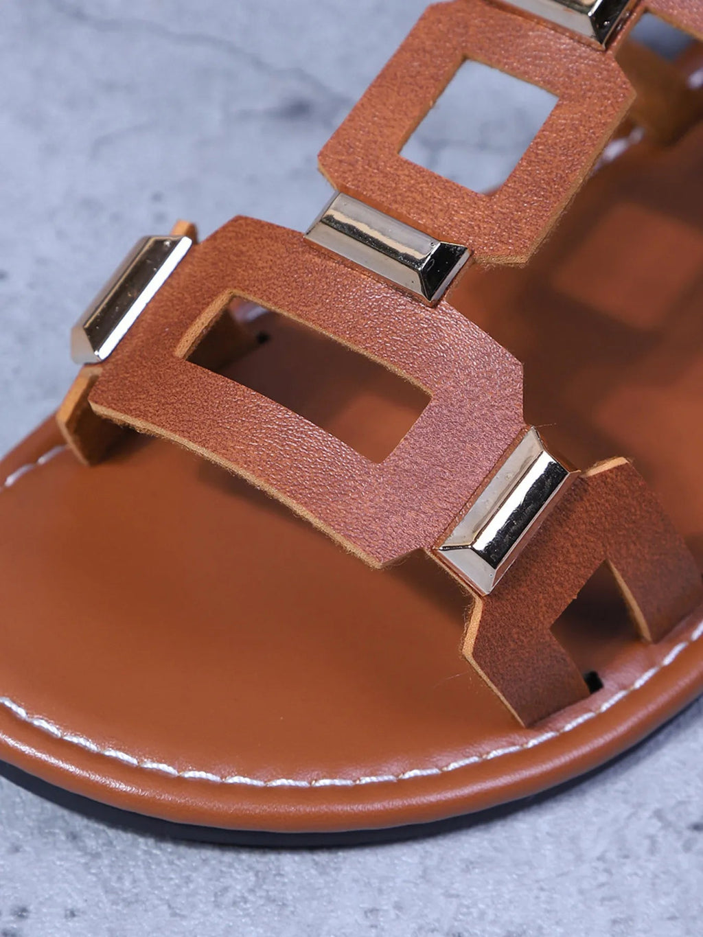 Women's H-strap flat sandals made of chic PU leather, perfect for summer, with comfortable and stylish design.