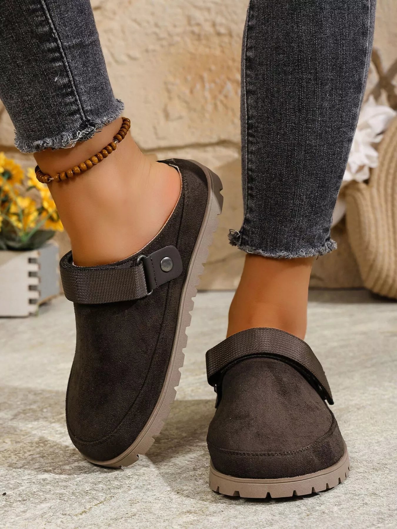 Women’s round toe slip-on casual flats made of faux leather, stylish and comfortable shoes by Trendsi.