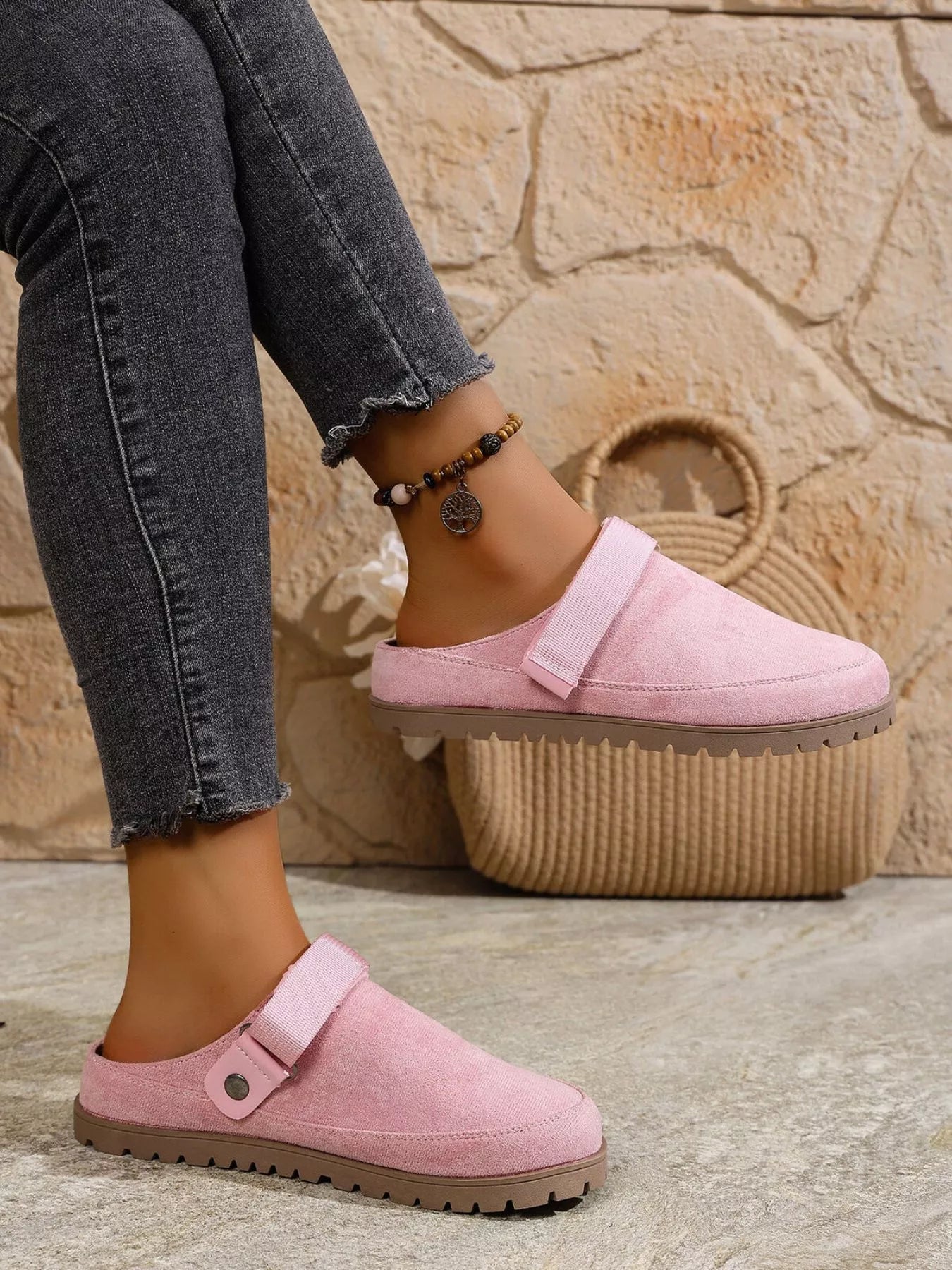 Women's round toe slip-on casual flats made of comfortable faux leather, featuring a sleek and versatile shoe design.