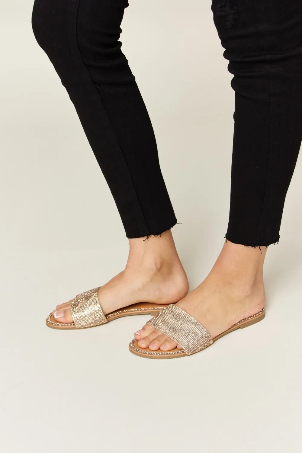 Women’s rhinestone open toe flat sandals featuring sparkling straps, perfect for summer footwear.