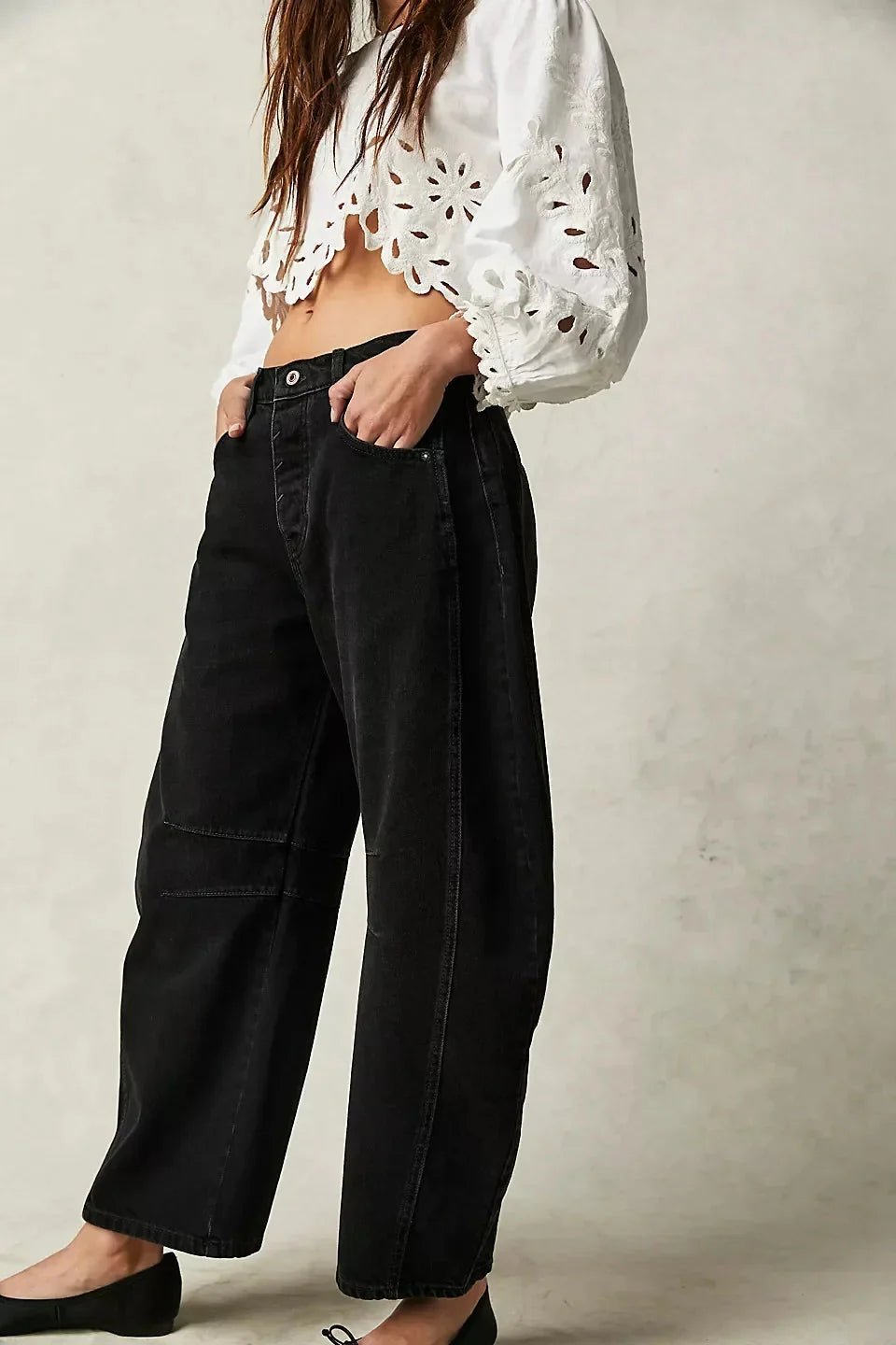 Women’s high-waisted jeans with elastic waist from FitiqueFit, casualwear style, featuring a fitted design and classic denim look.