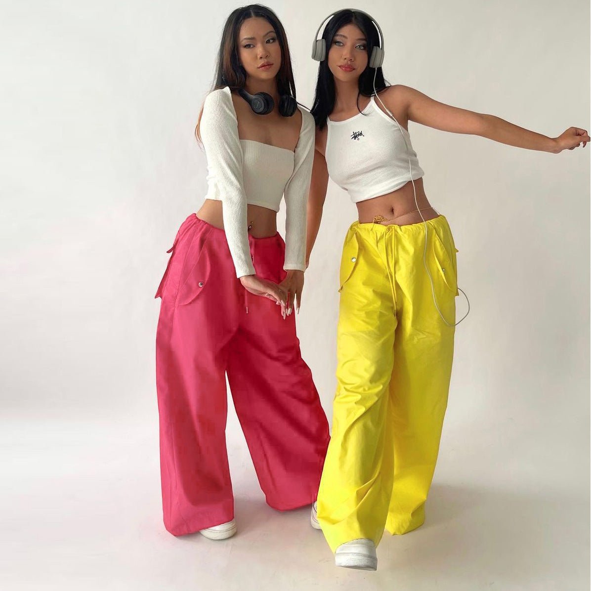 Women’s high-waist lace-up straight-leg cargo pants in loose fit, casualwear style, shown in natural fabric with side pockets.